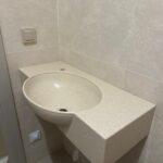 Столешница с раковиной сложной формы в ванную комнату изготовлено в правила камня