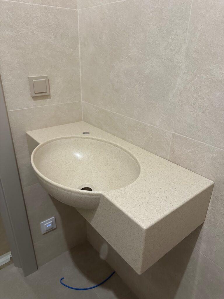 Столешница с раковиной сложной формы в ванную комнату изготовлено в правила камня