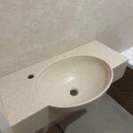 Столешница с раковиной сложной формы в ванную комнату изготовлено в правила камня