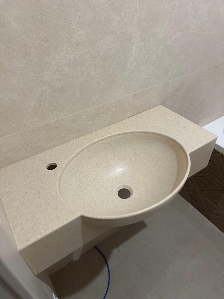 Столешница с раковиной сложной формы в ванную комнату изготовлено в правила камня
