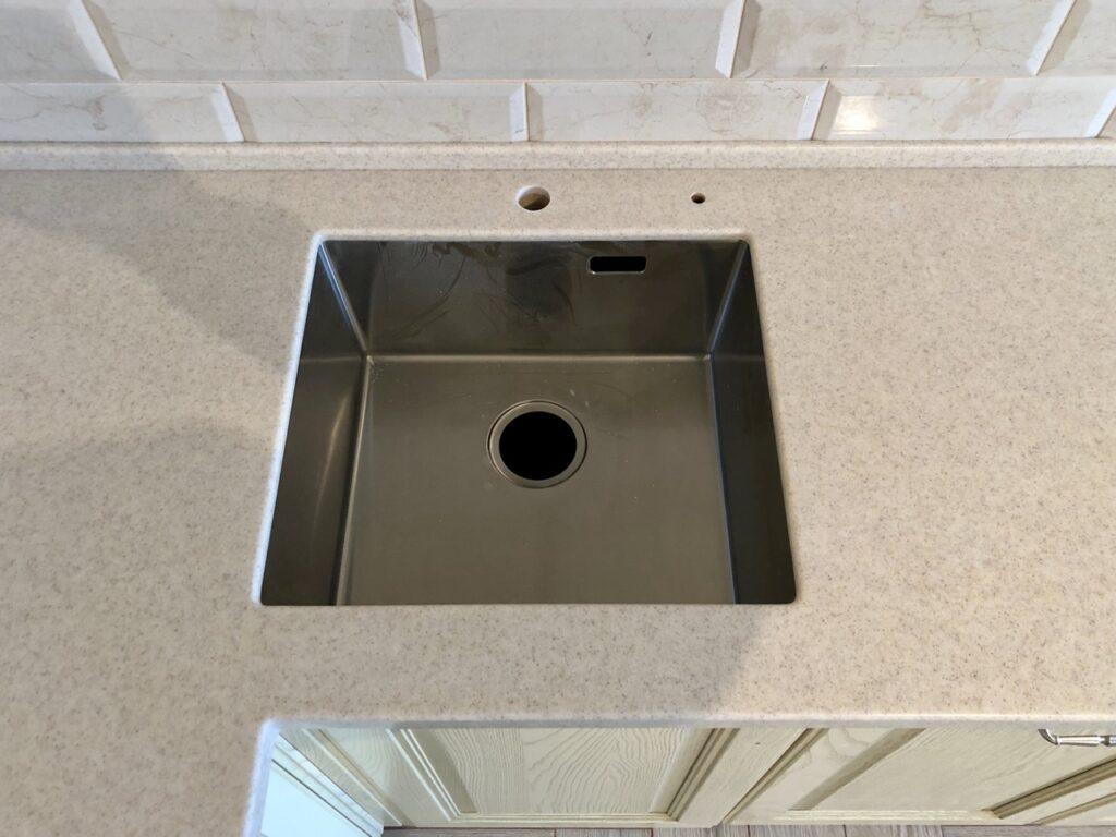 Угловая столешница из акрила на кухню изготовлено в правила камня