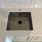 Угловая столешница из акрила на кухню изготовлено в правила камня