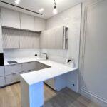 Кухонная столешница, мойка, стеновая панель и барная стойка из белого кварцевого агломерата изготовлено в правила камня