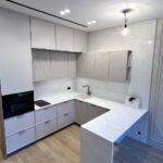 Кухонная столешница, мойка, стеновая панель и барная стойка из белого кварцевого агломерата изготовлено в правила камня