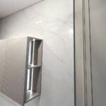 Кухонная столешница, мойка, стеновая панель и барная стойка из белого кварцевого агломерата изготовлено в правила камня