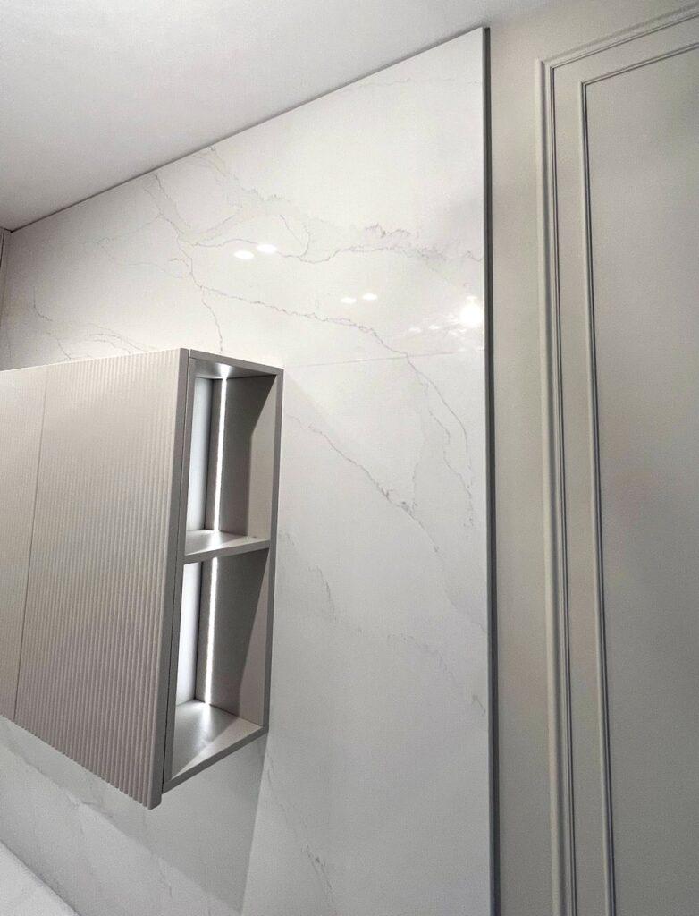 Кухонная столешница, мойка, стеновая панель и барная стойка из белого кварцевого агломерата изготовлено в правила камня