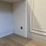 Кухонная столешница, мойка, стеновая панель и барная стойка из белого кварцевого агломерата изготовлено в правила камня