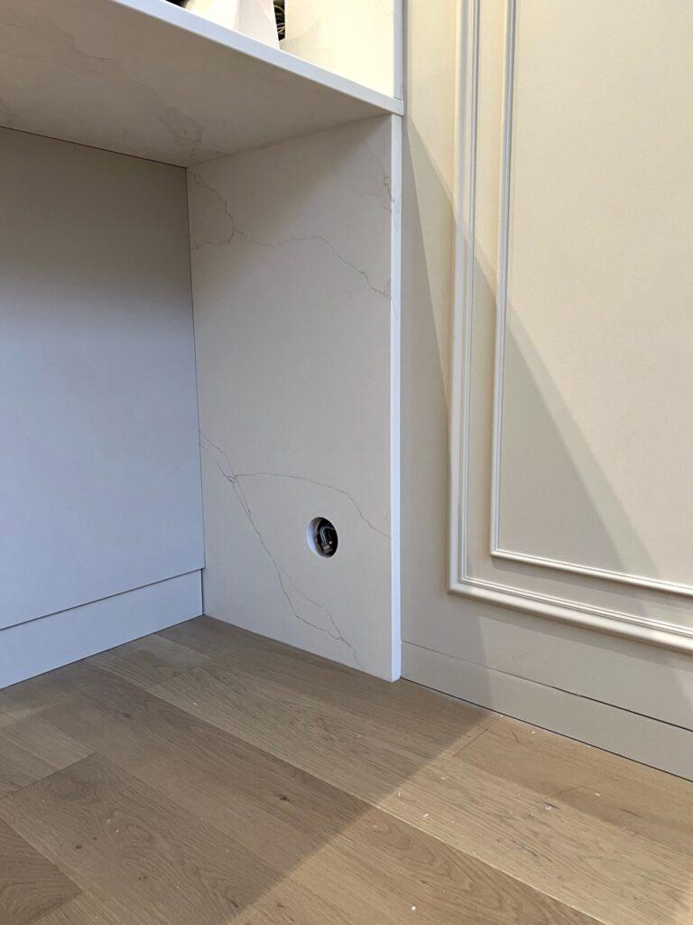 Кухонная столешница, мойка, стеновая панель и барная стойка из белого кварцевого агломерата изготовлено в правила камня