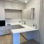 Кухонная столешница, мойка, стеновая панель и барная стойка из белого кварцевого агломерата изготовлено в правила камня