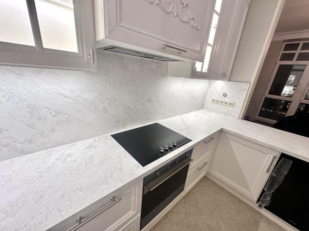 Кварцевые столешницы и фартук на кухню изготовлено в правила камня