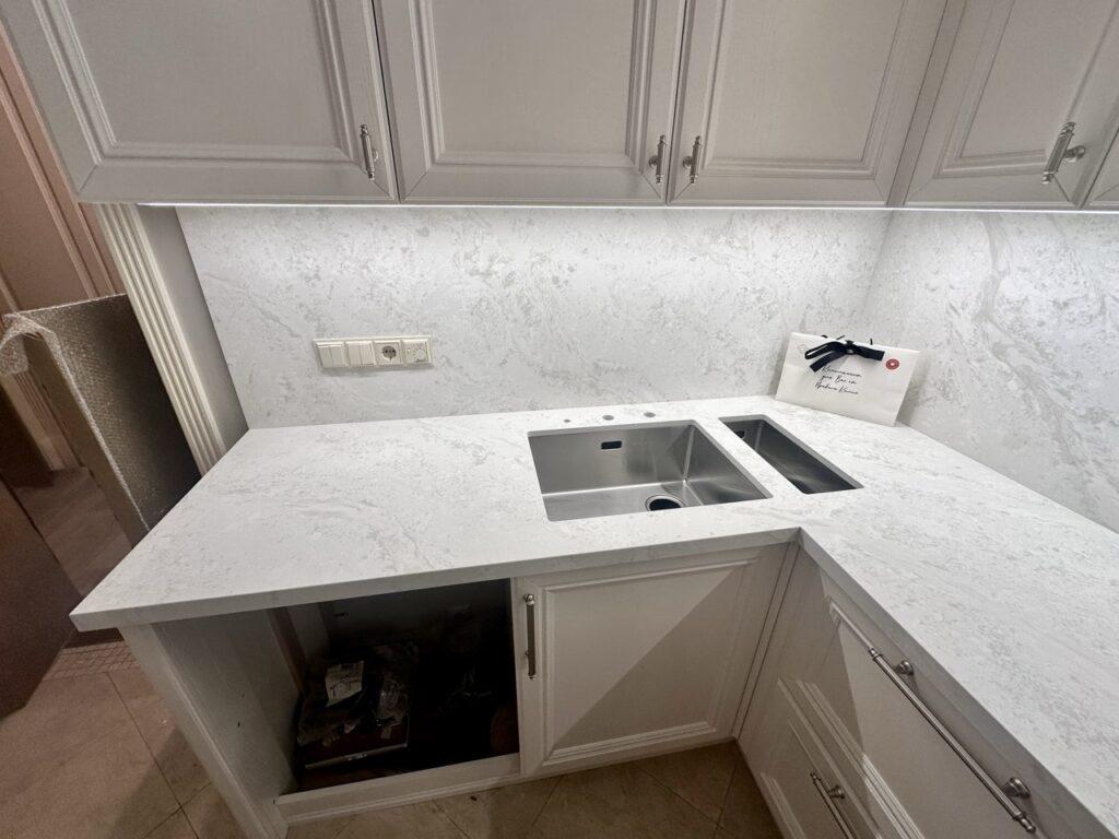 Кварцевые столешницы и фартук на кухню изготовлено в правила камня