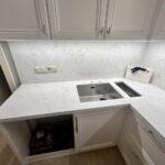 Кварцевые столешницы и фартук на кухню изготовлено в правила камня