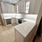 Кварцевые столешницы и фартук на кухню изготовлено в правила камня