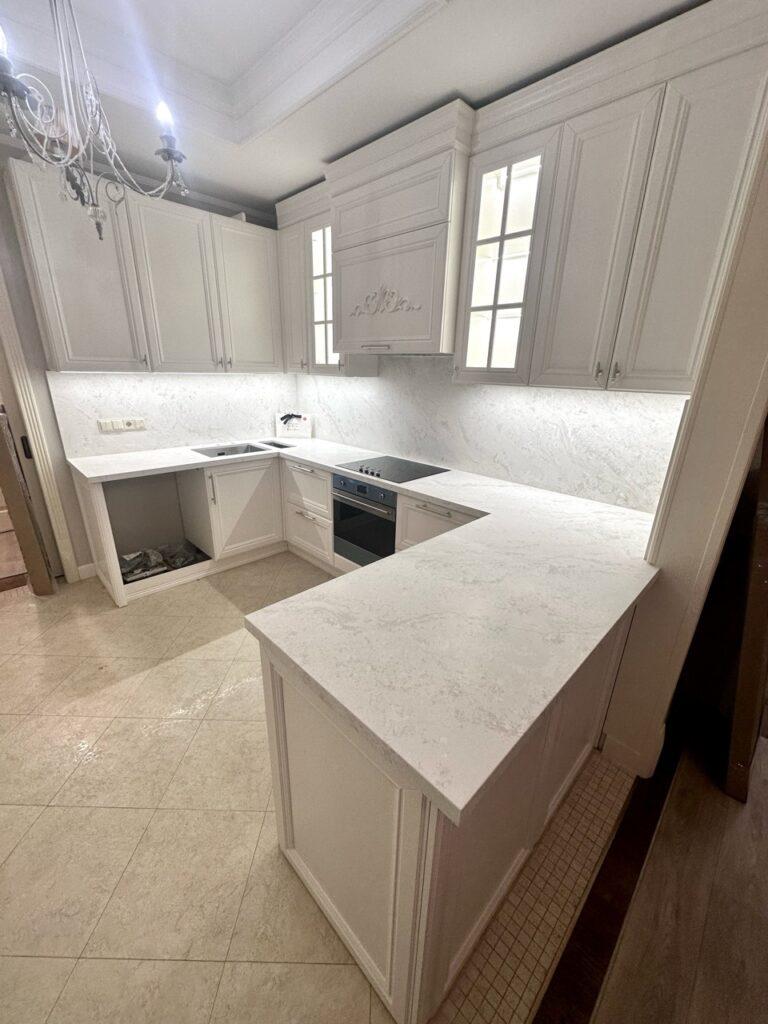 Кварцевые столешницы и фартук на кухню изготовлено в правила камня