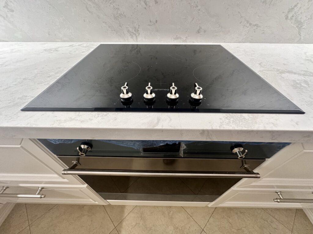 Кварцевые столешницы и фартук на кухню изготовлено в правила камня