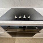 Кварцевые столешницы и фартук на кухню изготовлено в правила камня