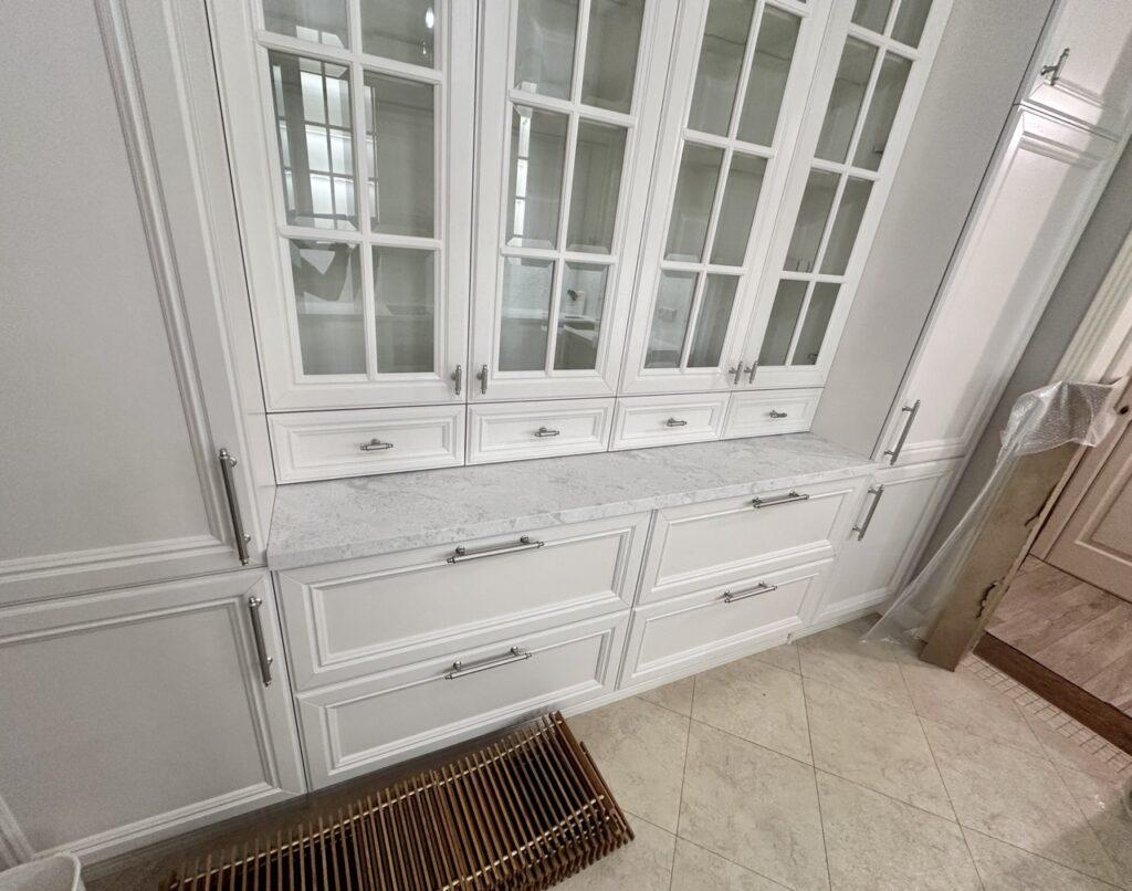 Кварцевые столешницы и фартук на кухню изготовлено в правила камня