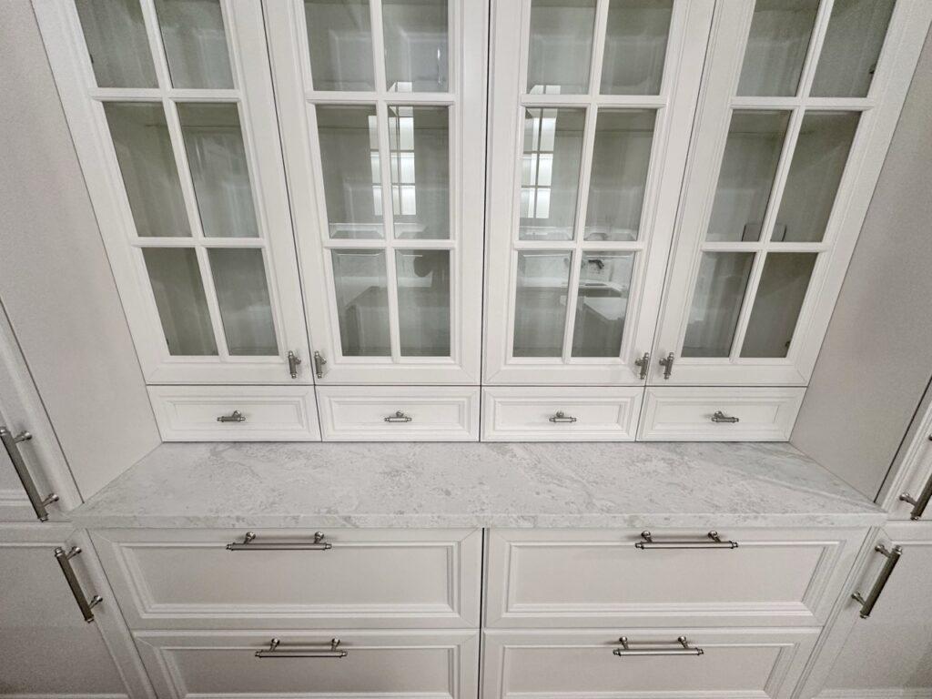 Кварцевые столешницы и фартук на кухню изготовлено в правила камня