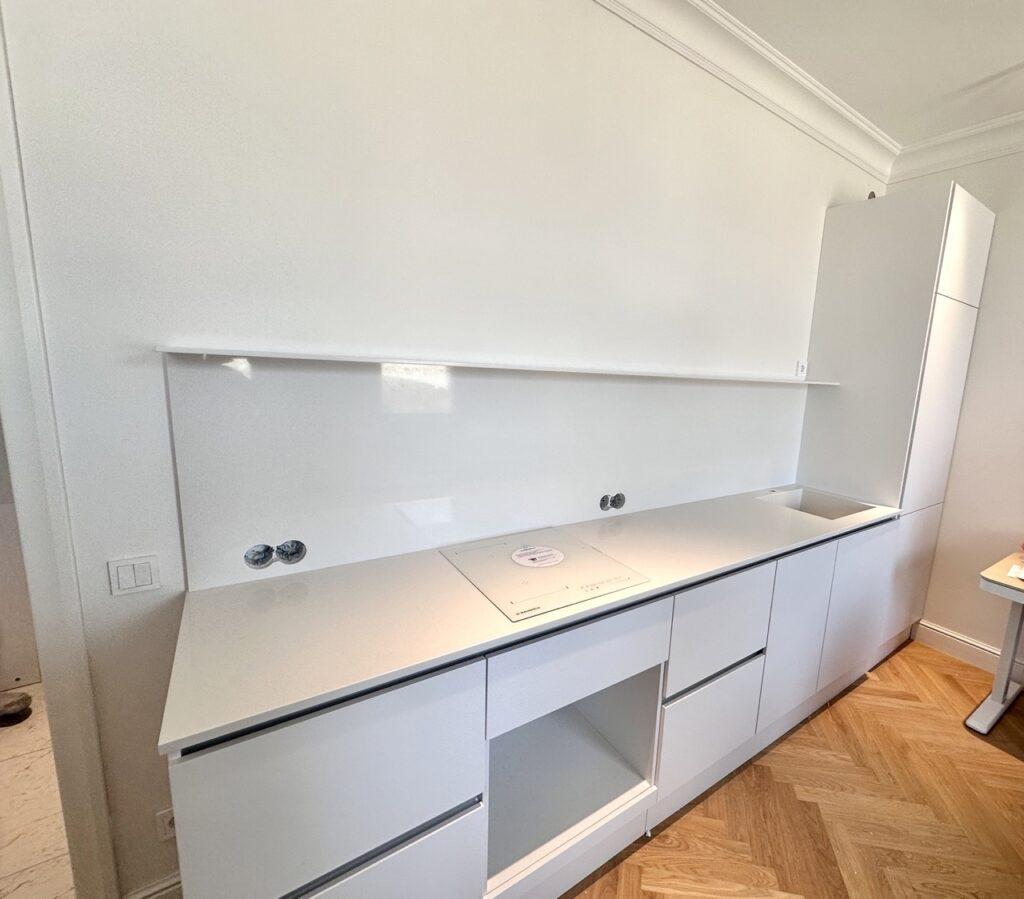 Столешница, фартук и мойка из белого искусственного камня изготовлено в правила камня