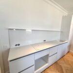 Столешница, фартук и мойка из белого искусственного камня изготовлено в правила камня