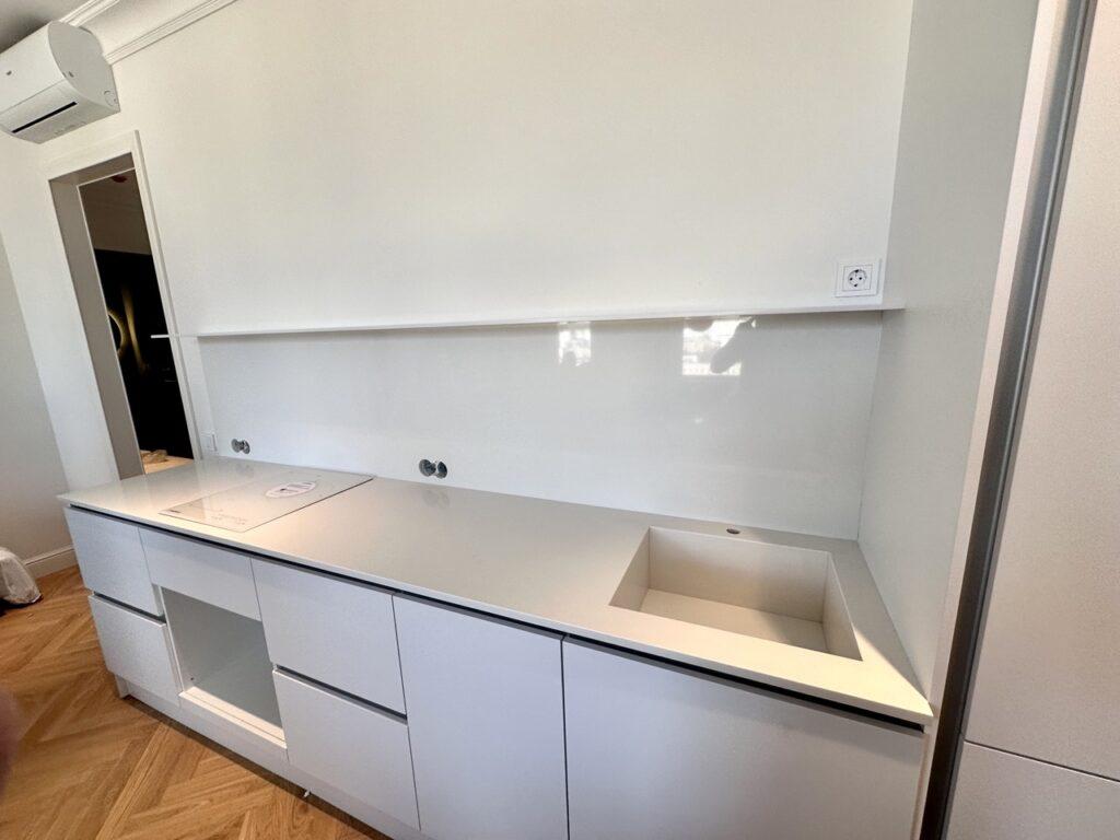 Столешница, фартук и мойка из белого искусственного камня изготовлено в правила камня