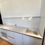 Столешница, фартук и мойка из белого искусственного камня изготовлено в правила камня