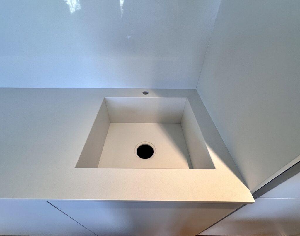 Столешница, фартук и мойка из белого искусственного камня изготовлено в правила камня