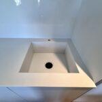 Столешница, фартук и мойка из белого искусственного камня изготовлено в правила камня