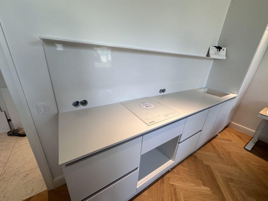 Столешница, фартук и мойка из белого искусственного камня изготовлено в правила камня