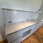 Столешница, фартук и мойка из белого искусственного камня изготовлено в правила камня