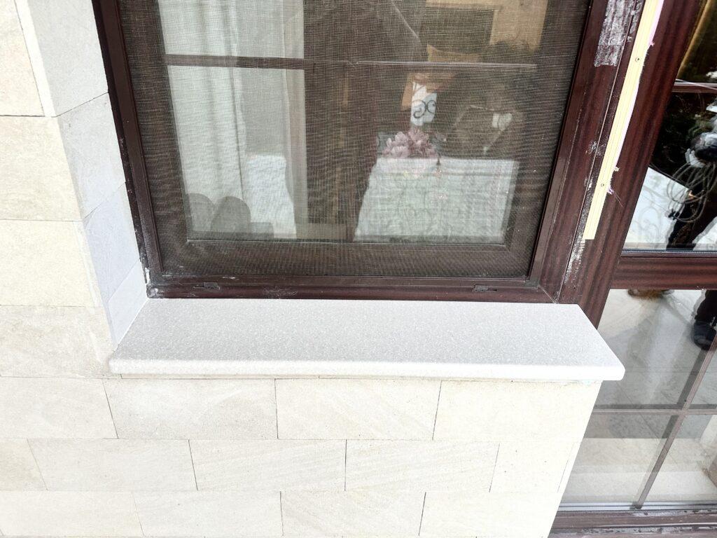 2 подоконника и порог из акрилового камня изготовлено в правила камня