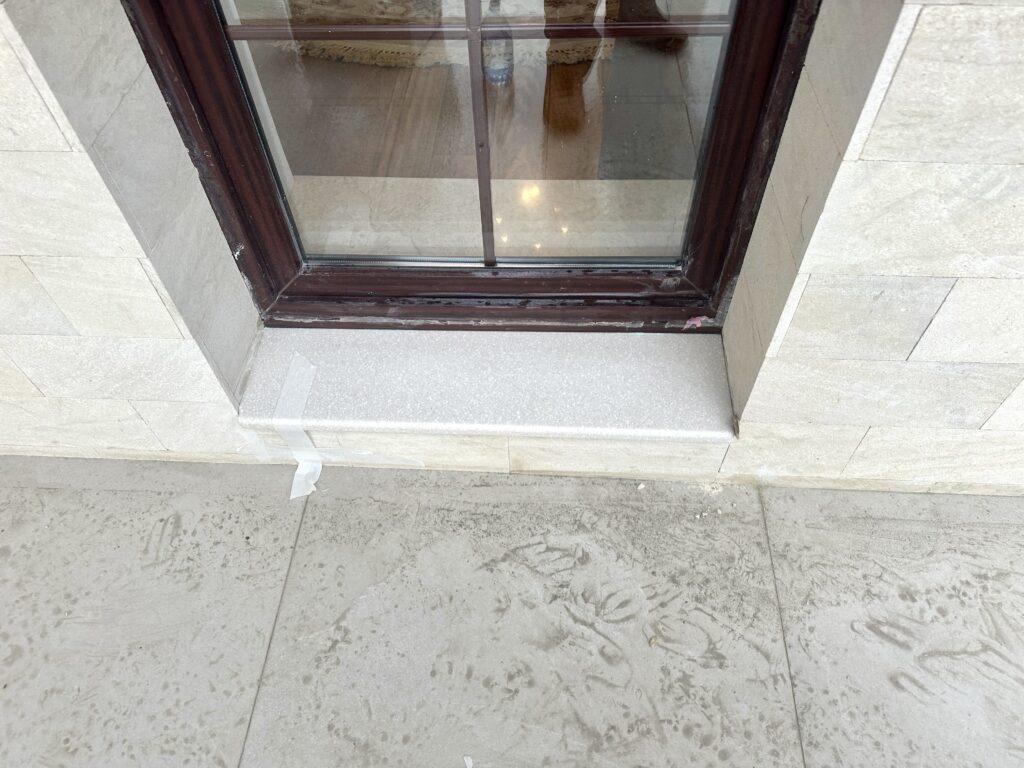 2 подоконника и порог из акрилового камня изготовлено в правила камня