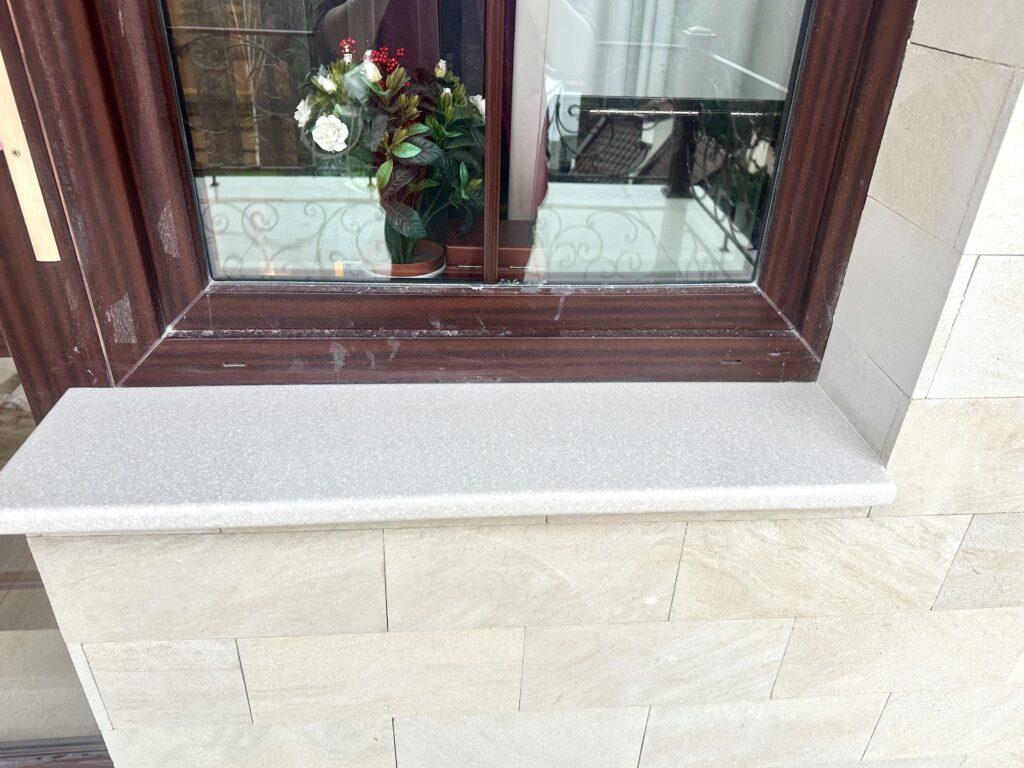 2 подоконника и порог из акрилового камня изготовлено в правила камня
