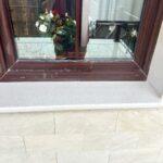 2 подоконника и порог из акрилового камня изготовлено в правила камня