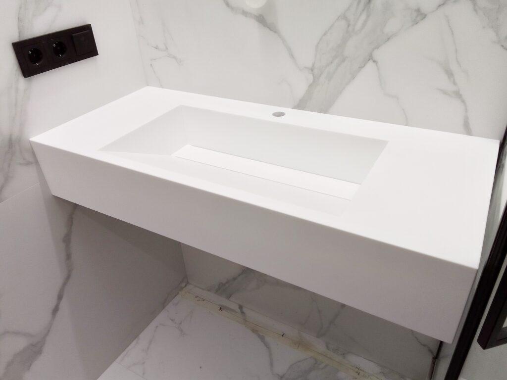 Подвесная столешница с псевдощелевой раковиной в ванную комнату изготовлено в правила камня