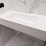 Подвесная столешница с псевдощелевой раковиной в ванную комнату изготовлено в правила камня