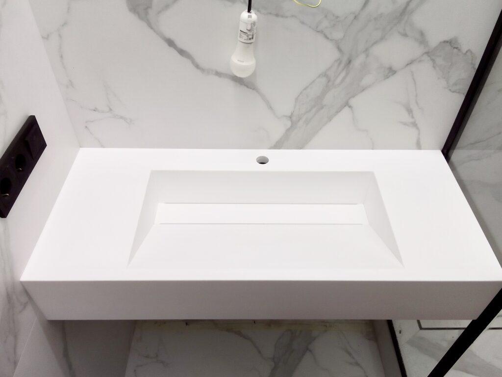 Подвесная столешница с псевдощелевой раковиной в ванную комнату изготовлено в правила камня