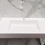 Подвесная столешница с псевдощелевой раковиной в ванную комнату изготовлено в правила камня