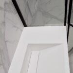 Подвесная столешница с псевдощелевой раковиной в ванную комнату изготовлено в правила камня