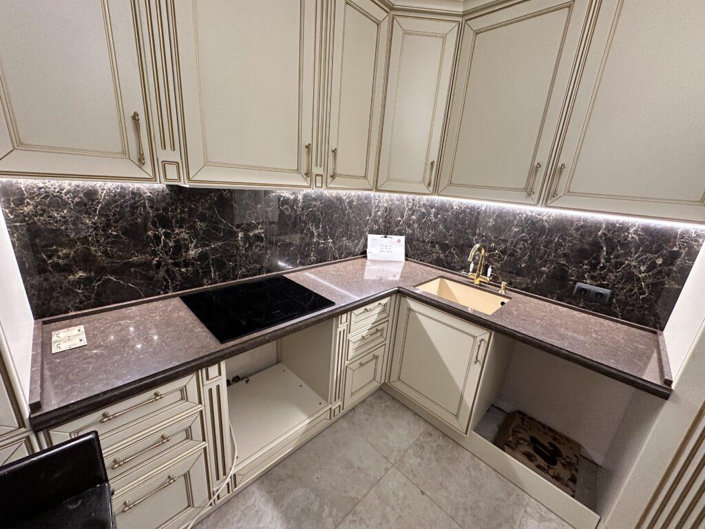 Угловая столешница из кварцевого агломерата коричневого цвета изготовлено в правила камня