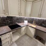 Угловая столешница из кварцевого агломерата коричневого цвета изготовлено в правила камня