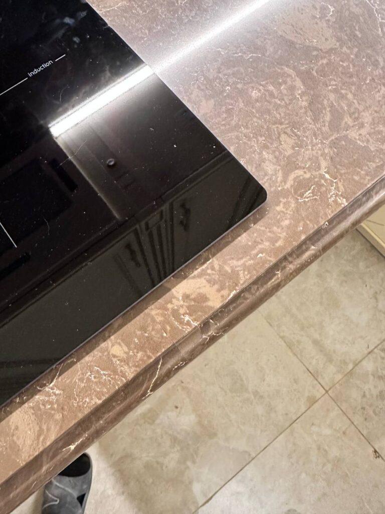 Угловая столешница из кварцевого агломерата коричневого цвета изготовлено в правила камня