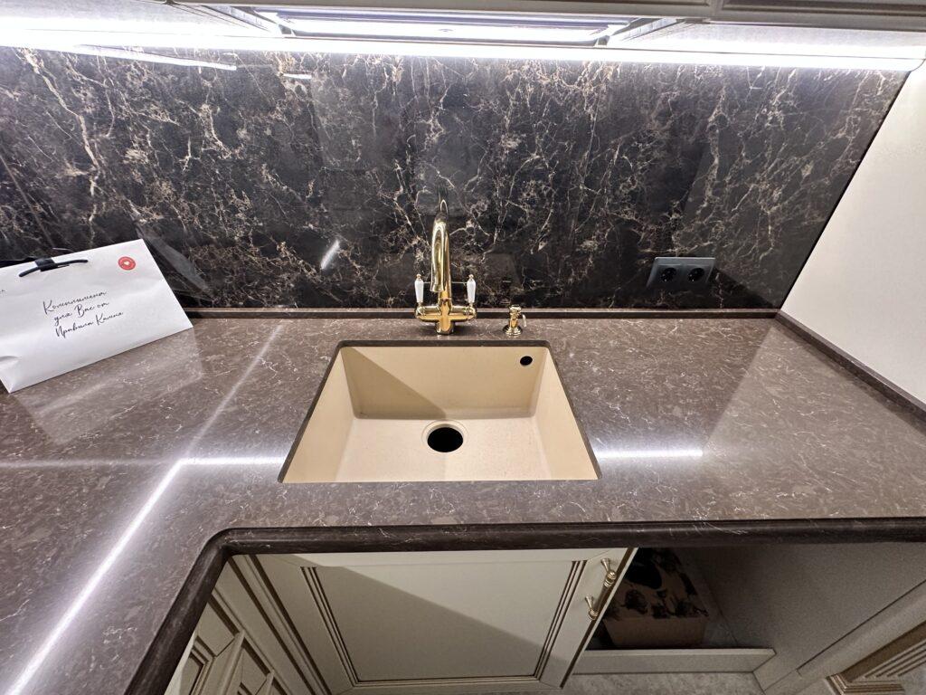Угловая столешница из кварцевого агломерата коричневого цвета изготовлено в правила камня