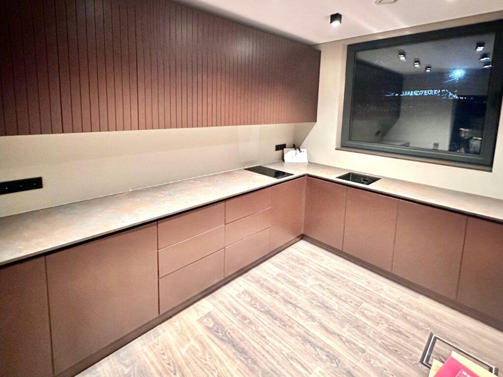 Угловая столешница и прямой подоконник из кварцевого агломерата изготовлено в правила камня