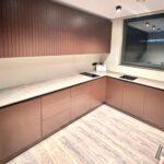 Угловая столешница и прямой подоконник из кварцевого агломерата изготовлено в правила камня