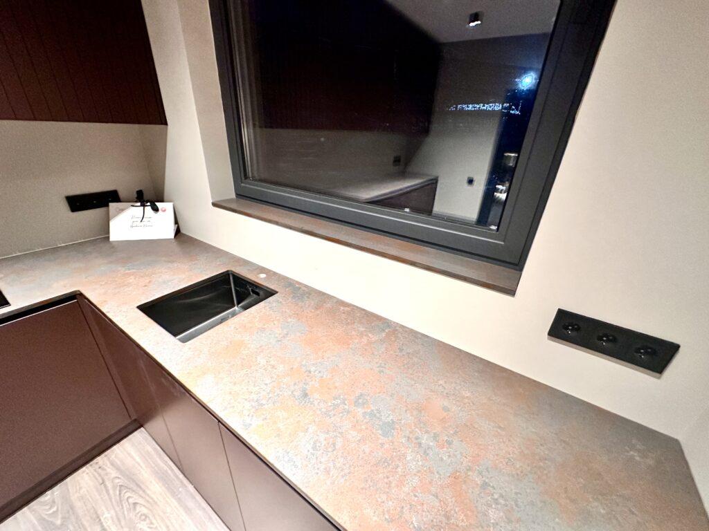 Угловая столешница и прямой подоконник из кварцевого агломерата изготовлено в правила камня