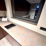 Угловая столешница и прямой подоконник из кварцевого агломерата изготовлено в правила камня