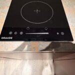 Угловая столешница и прямой подоконник из кварцевого агломерата изготовлено в правила камня