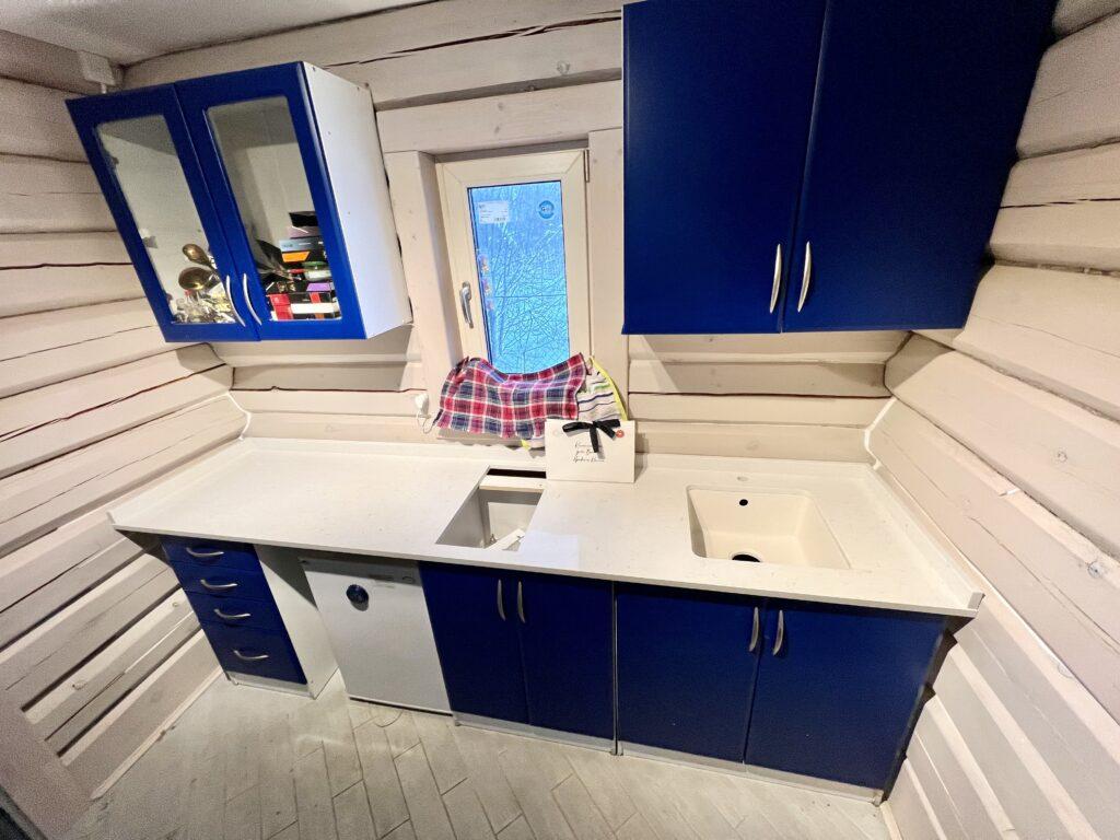 Кухонная столешница с пристеночным бортиком из кварцевого агломерата изготовлено в правила камня