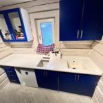 Кухонная столешница с пристеночным бортиком из кварцевого агломерата изготовлено в правила камня